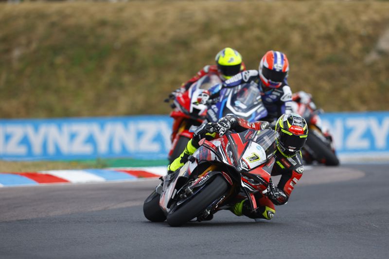 Ryde wins as Skinner and Vickers secure podium finishes in dramatic Thruxton opener