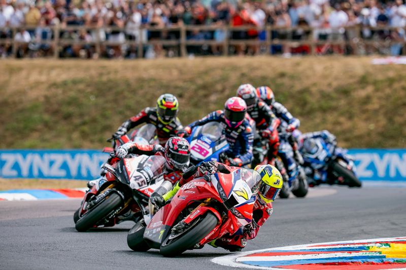 Vickers victorious ahead of Redding and Ray in Thruxton dogfight!