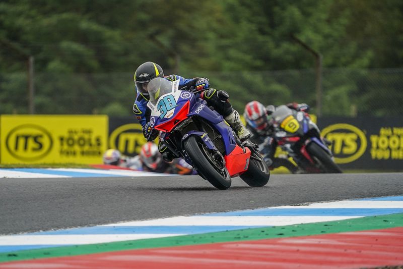 Pirelli British Sportbike Championship: Local favourite Davie takes control as action begins