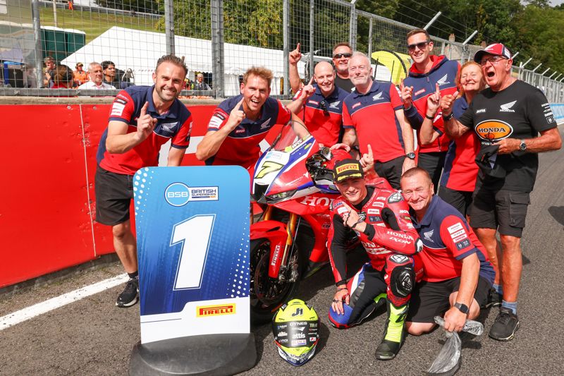 Vickers strikes twice in race three at Cadwell Park