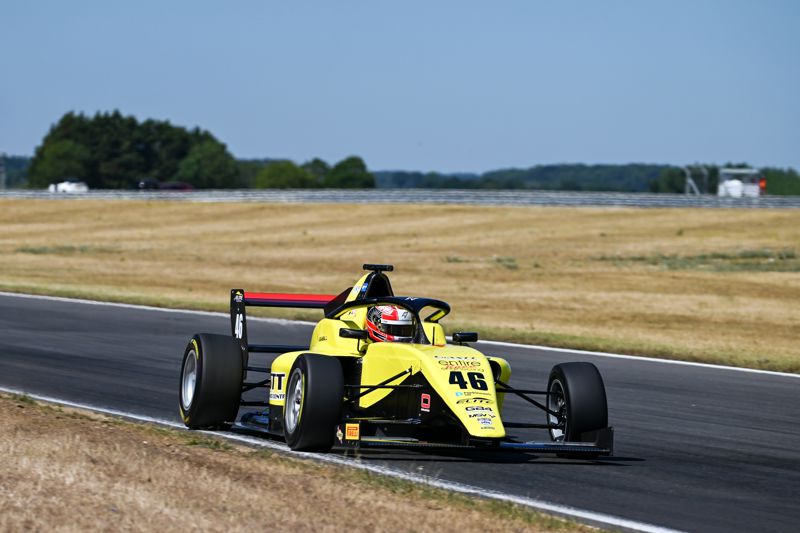 GB4 qualifying: Bansal blasts to scorching pole double at Snetterton