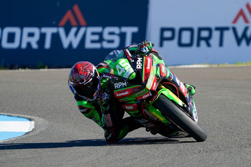 1pMobile National Junior Sportbike Championship: Mackenzie storms to pole