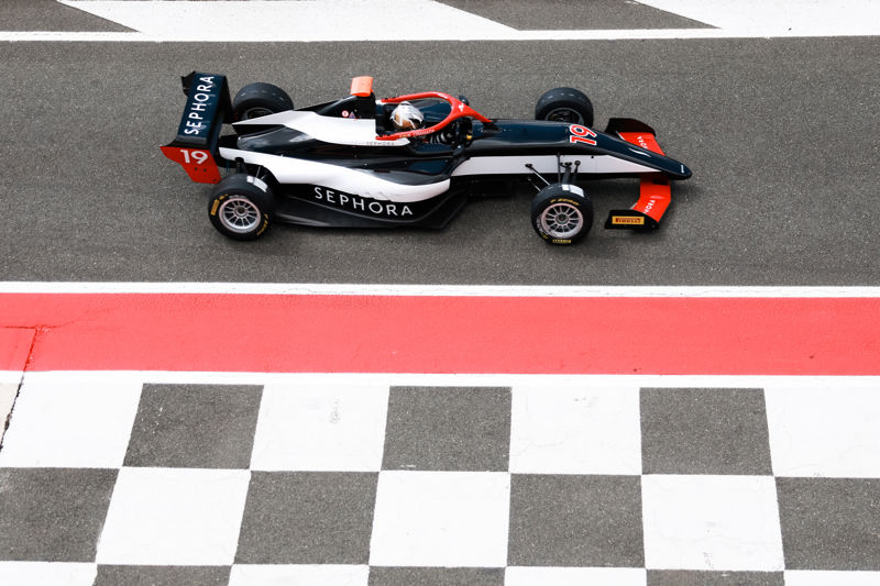 Granada gibt am ersten Tag des F1-Academy-Tests auf dem Circuito de Navarra das Tempo vor