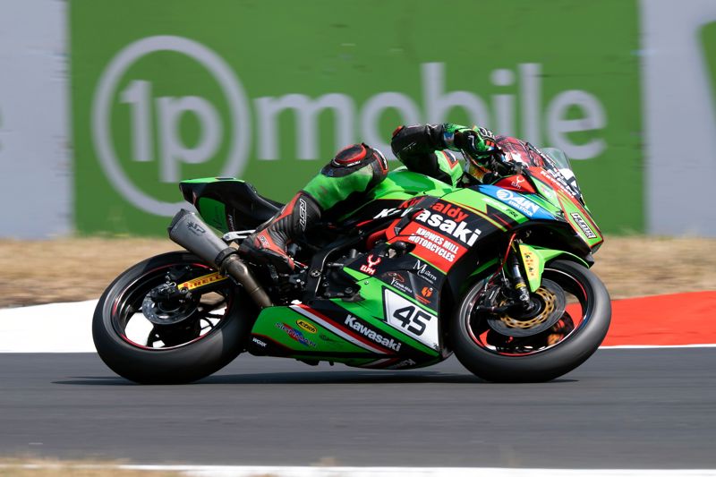 1pMobile National Junior Sportbike Championship: Mackenzie storms to pole