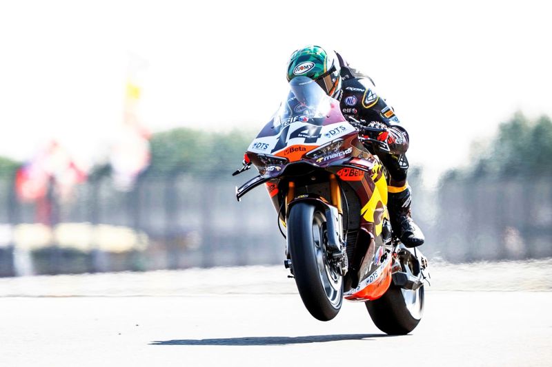 WorldSBK Free Practice 3: Lowes marches to the top of the times at Donington Park WorldSBK Free Practice 3: Lowes marches to the top of the times at Donington Park