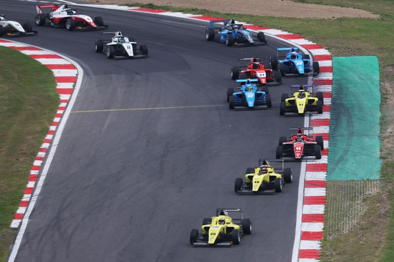 Brands Hatch race two starts at 10.25 - Phelps on pole