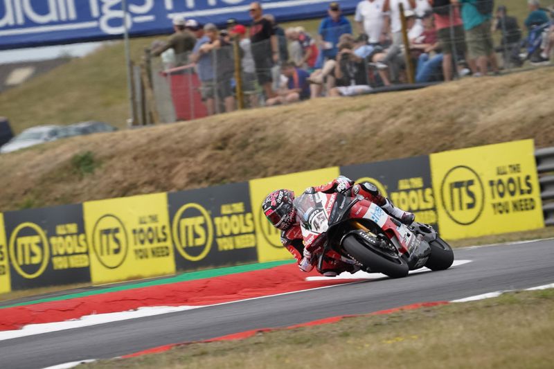 Redding versus Ray in opening Free Practice at Snetterton 