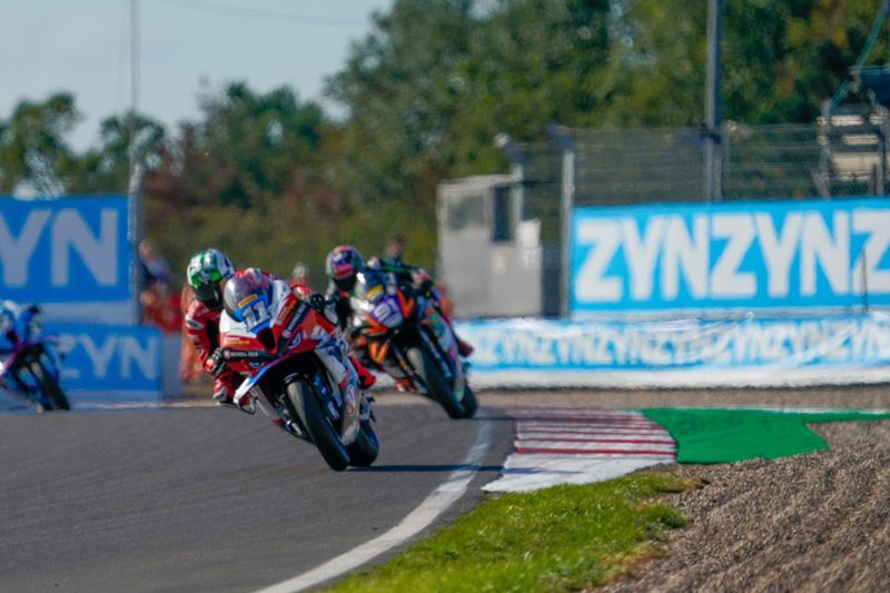 Pirelli National Superstock Championship: Allingham beats title rival Mossey to pole