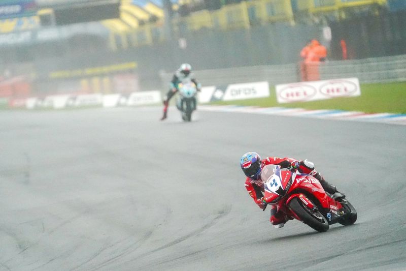Quattro Group British Supersport Championship: Kennedy beats Barr to pole