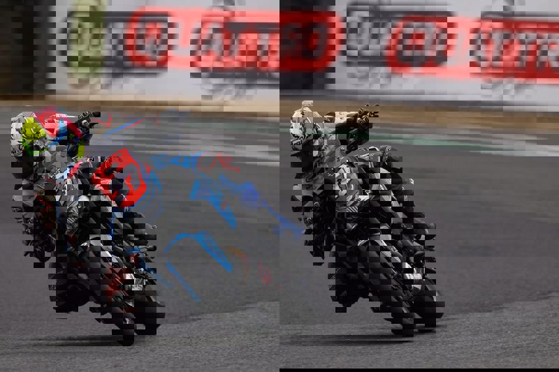ROKiT OFF BMW F 900 R Cup: Burrell tops timesheets as he and Coates take a pole each