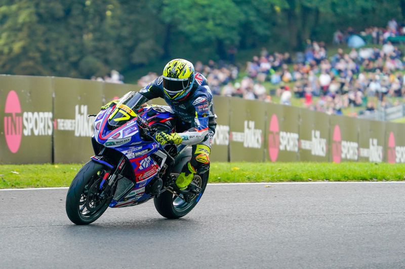 Pirelli British Sportbike Championship:  Shelton stays on top to clinch pole