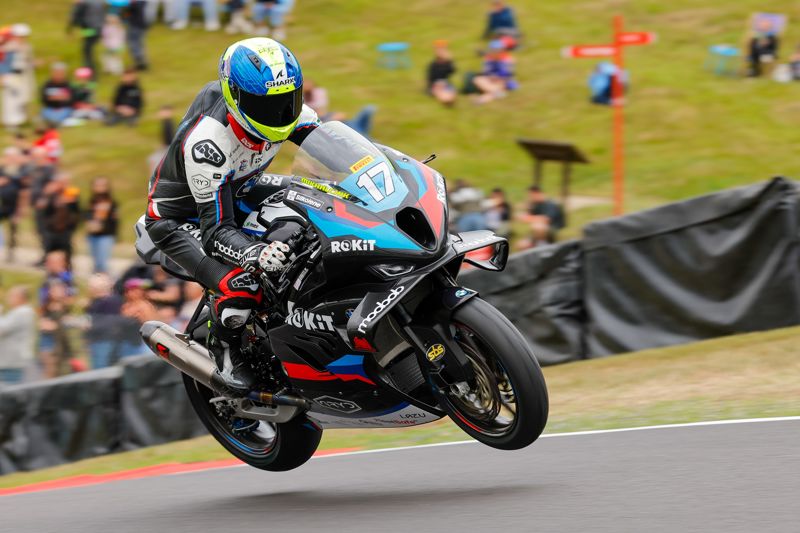Pirelli National Superstock Championship: Mikhalchik conquers Cadwell for win number seven