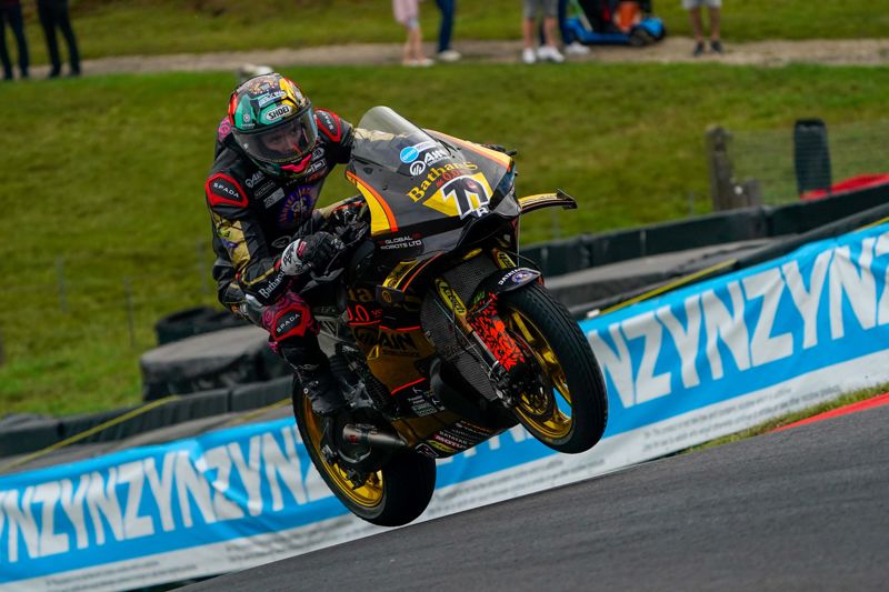 Stacey leads Vickers in Official Test at Cadwell Park