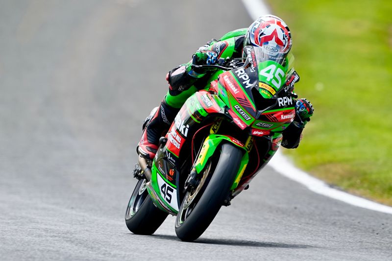 1pMobile National Junior Sportbike Championship: Mackenzie stays on top to take pole