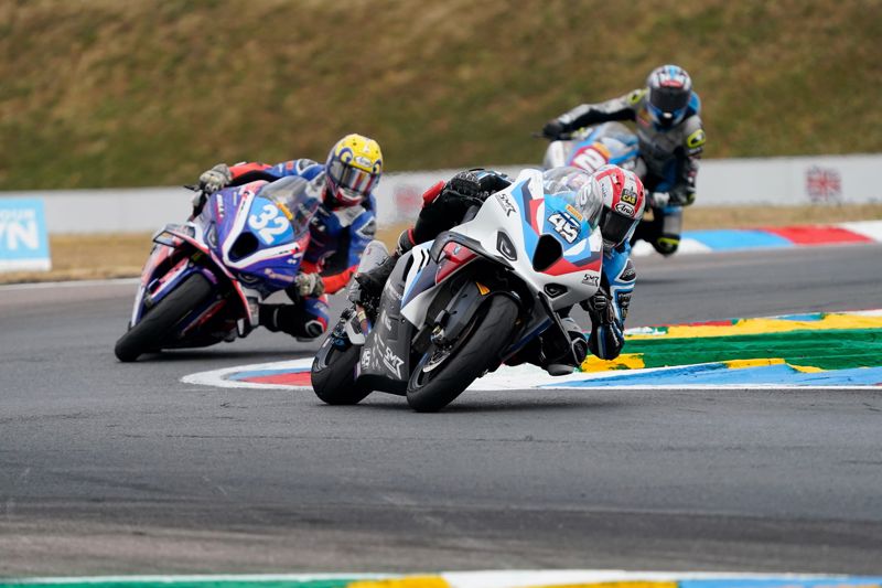 Pirelli National Superstock Championship: Swann storms to pole