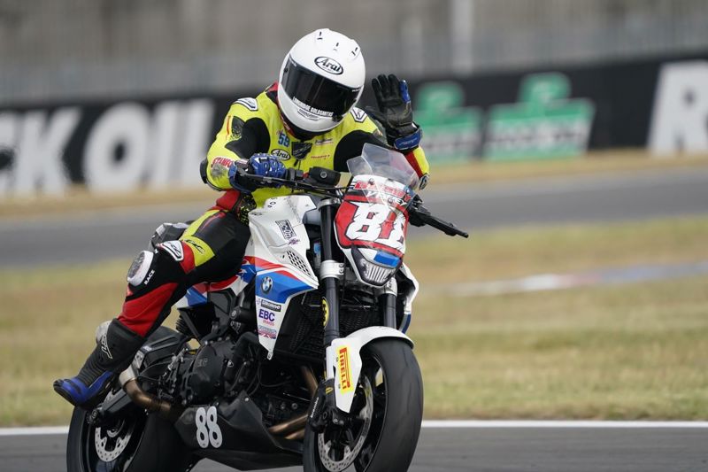 ROKiT OFF BMW F 900 R Cup: Coates and Varey celebrate Heat wins