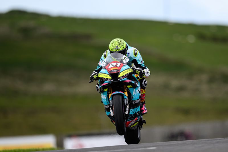 Pirelli National Superstock Championship: Ward holds off Mossey for pole