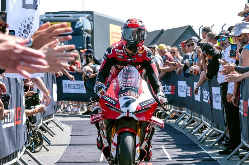 WorldSBK Race 1: Lecuona ends Bulega's winning streak in Donington Park scorcher WorldSBK Race 1: Lecuona ends Bulega's winning streak in Donington Park scorcher