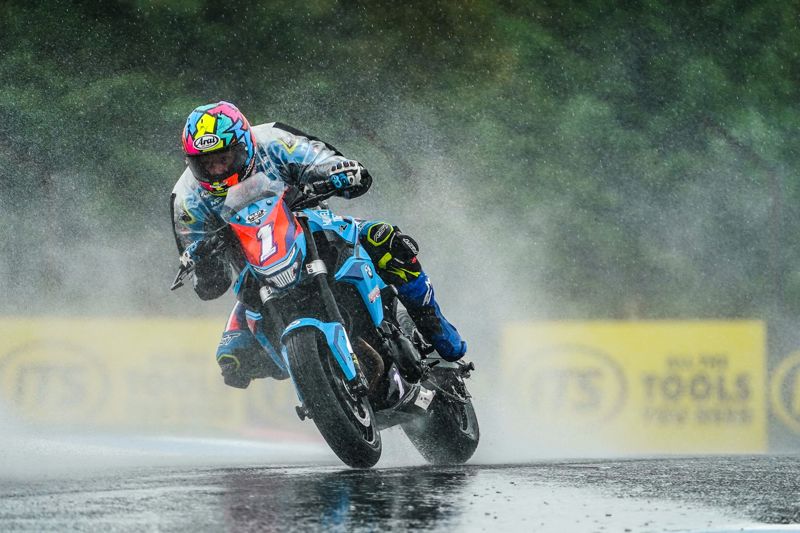 ROKiT Off BMW F 900 R Cup: Defending champ Burrell takes early charge
