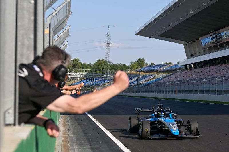 GB3 race 3: Seewooruthun streaks clear to secure maiden victory in Hungary finale