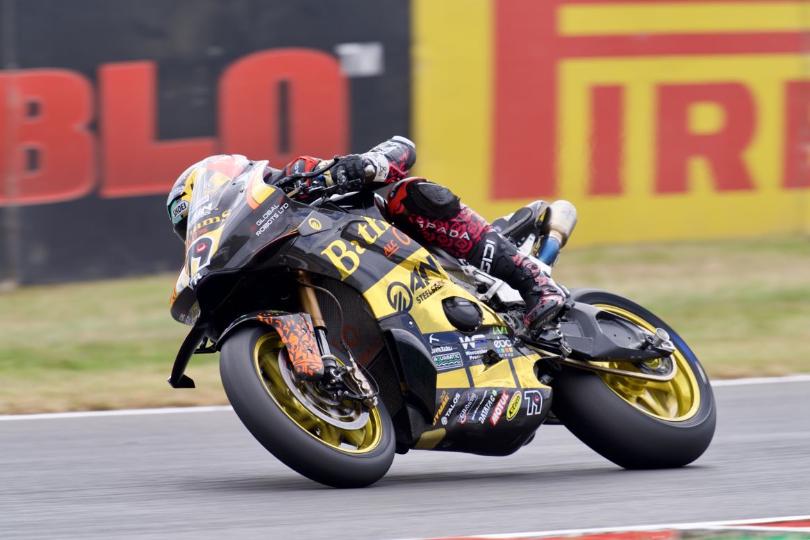 Stacey snatches top spot from Ryde by 0.019s in Free Practice 1