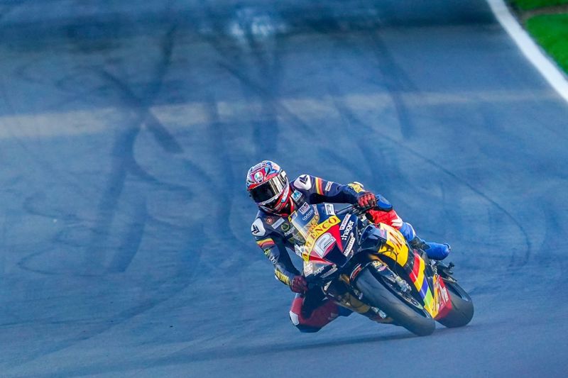 Pirelli National Superstock Championship: Mossey brings the fight to Allingham with fastest lap of the day