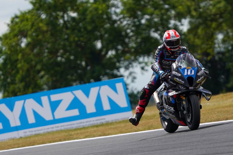 Pirelli National Superstock Championship: Reid storms to pole ahead of Connell