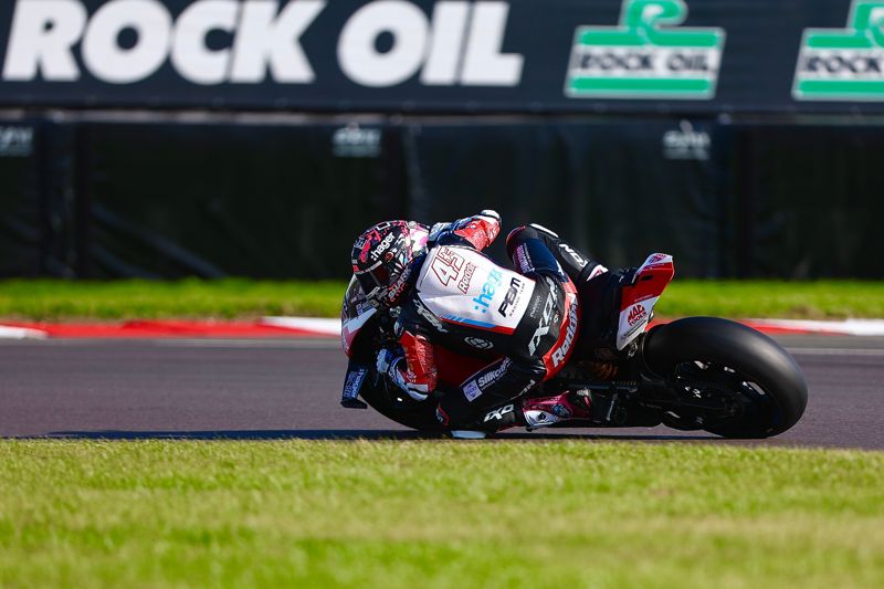 Redding holds off Vickers in Free Practice 2