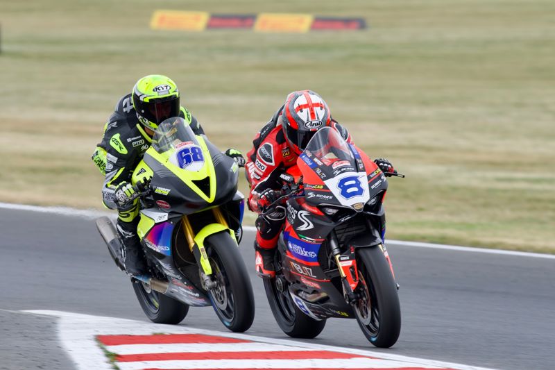 Quattro Group British Supersport Championship: Stapleford pips Bayliss, Kennedy and Currie crash