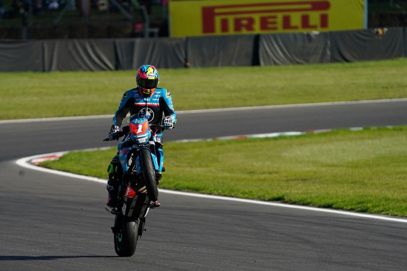 ROKiT OFF BMW F 900 R Cup: K Smith and Burrell share Heat wins