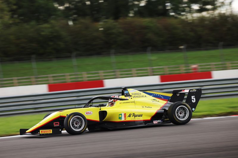 Stevenheydens converts pole to victory in Donington Park GB4 race two