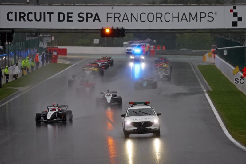Race start abandoned - race one to be run this afternoon