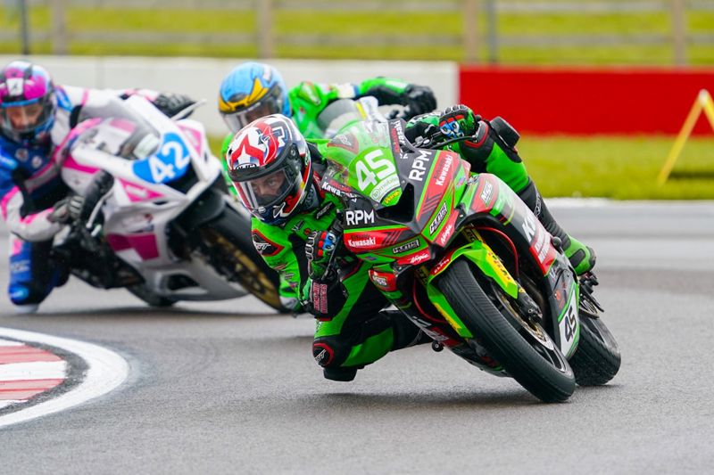 1pMobile National Junior Sportbike Championship: Mackenzie continues winning streak with Race One victory 1pMobile National Junior Sportbike Championship: Mackenzie continues winning streak with Race One victory