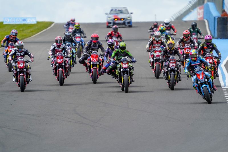 ROKiT OFF BMW F 900 R Cup: Coates and Burrell share Heat wins
