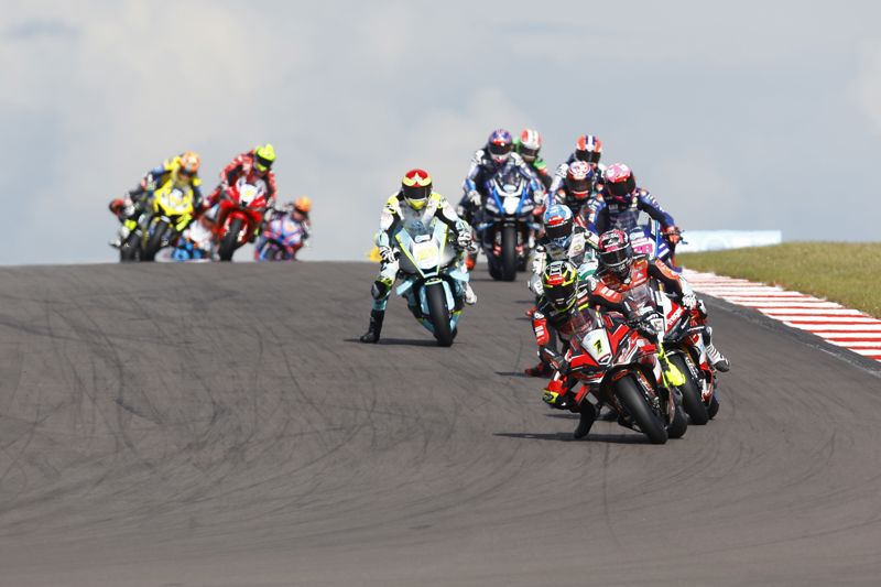 Los principales aspirantes al título se preparan para la decisiva prueba del Campeonato Británico de Superbikes ZYN en Donington Park