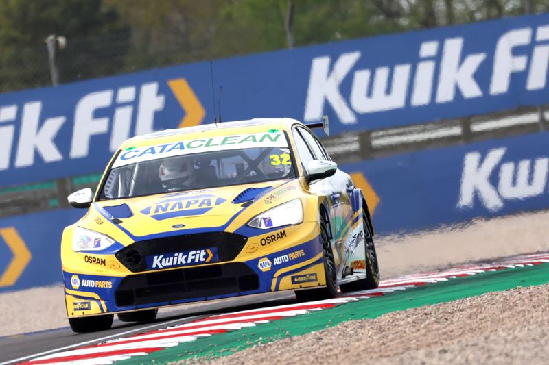 BTCC Entrenamientos Libres 1: Rowbottom lidera los primeros libres en Donington Park 