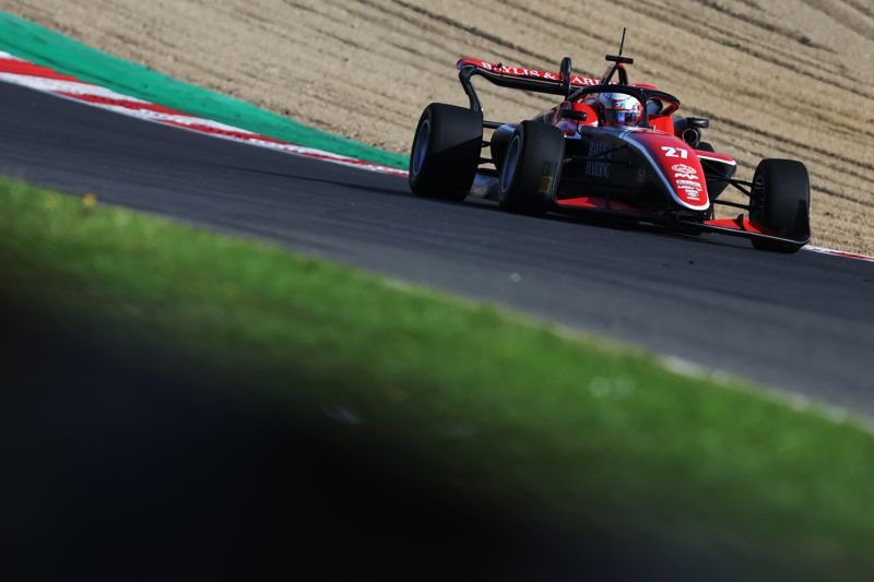 Slater storms to top spot in Brands Hatch practice with record-breaking time