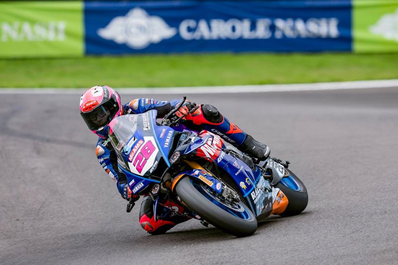 Ray heads the pack into Omologato Superpole and Race one at Cadwell Park