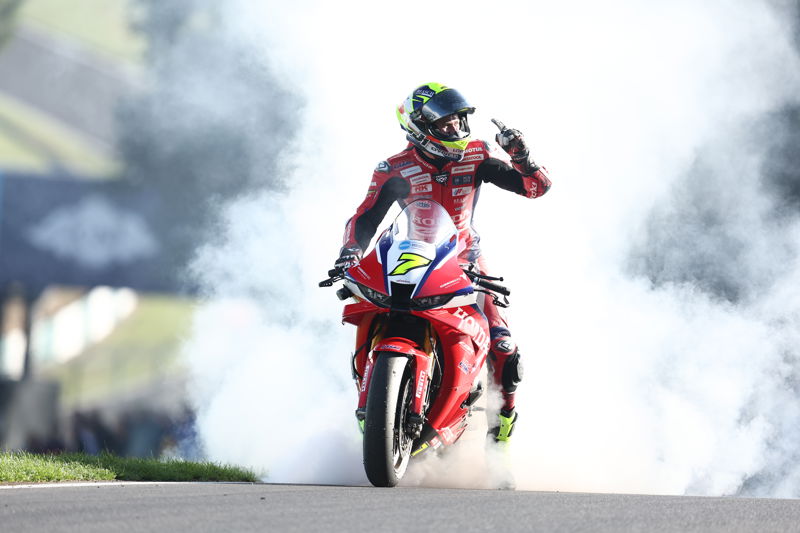 Vickers strikes twice in race three at Cadwell Park