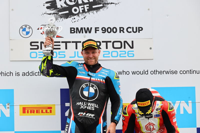 ROKiT OFF BMW F 900 R: Burrell takes victory, Smith twins lead the points