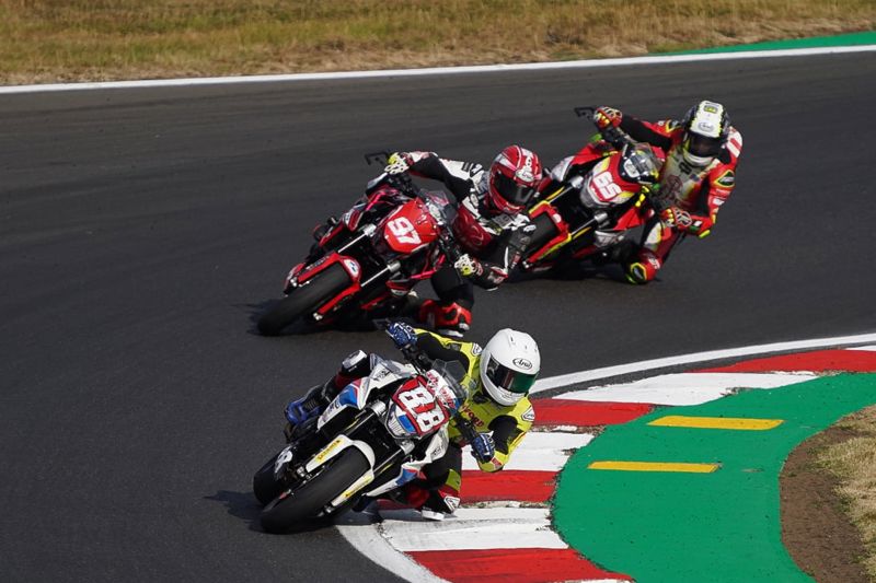 ROKiT OFF BMW F 900 R Cup: Heat wins for Varey and Burrell