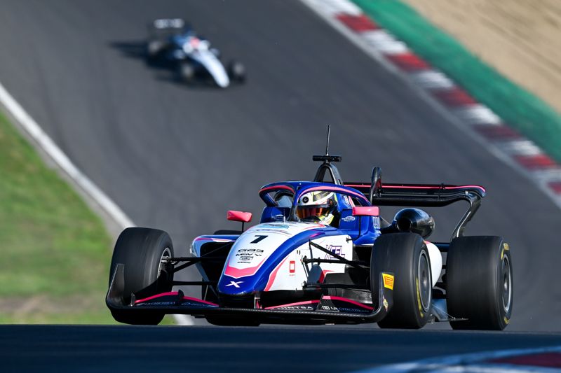 Fluxa flies to victory in Brands Hatch race three as title fight goes to Barcelona
