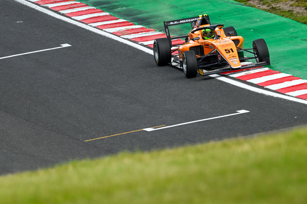 Last lap Green clinches GB4 pole at Oulton Park as O'Grady takes race two honours