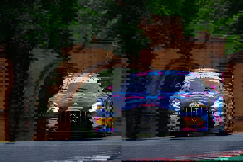 British GT Race 2: Tse and Götz dominate in mixed conditions at Oulton Park