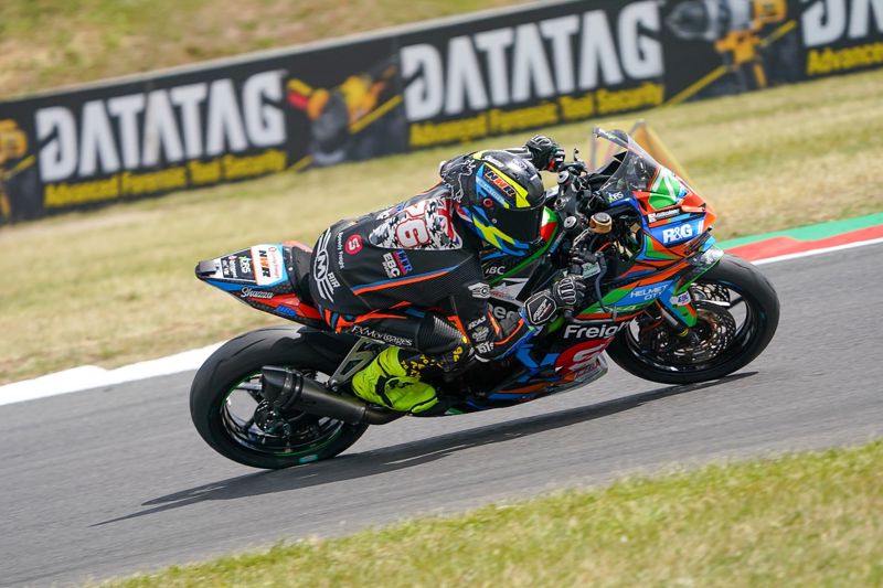 1pMobile National Junior Sportbike Championship: Wilkinson bags pole my more than half a second